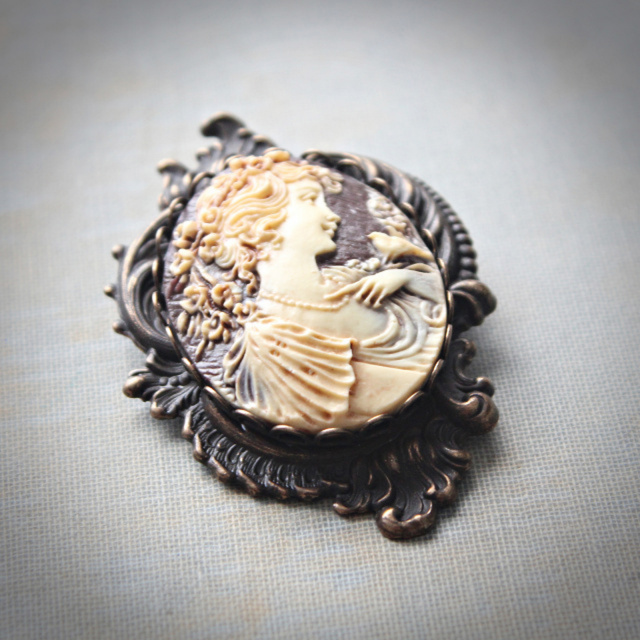 Lady Jane Large Cameo Brooch/Pendant